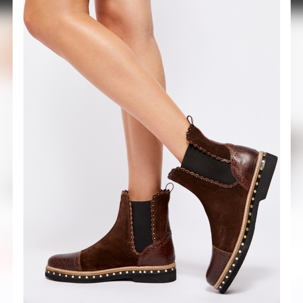 Free People. Atlas Studded Chelsea Boots. Size US 9.5/ 10 color Chocolate